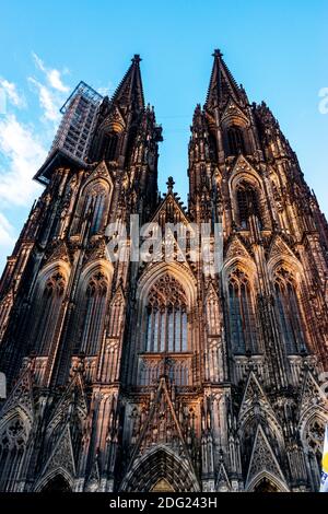 Eine vertikale Aufnahme des Kölner Doms unter Sonnenlicht und blauem Himmel in Köln Stockfoto