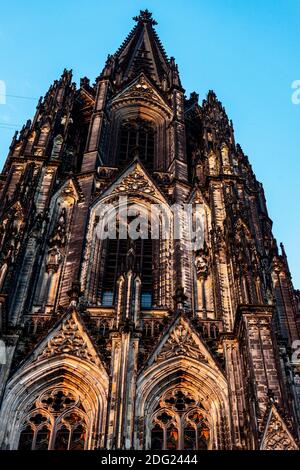 Eine vertikale Aufnahme des Kölner Doms unter Sonnenlicht und blauem Himmel in Köln Stockfoto