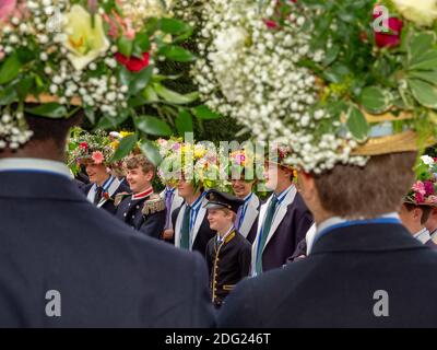 Eton 4 Juni Gründungstag Feiern. Boys Boot auf dem Fluss. Tragen traditionelle Blumenmützen. Stockfoto