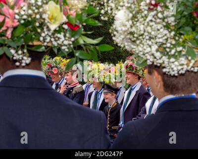 Eton 4 Juni Gründungstag Feiern. Boys Boot auf dem Fluss. Tragen traditionelle Blumenmützen. Stockfoto