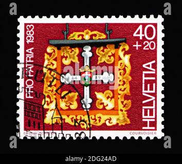 MOSKAU, RUSSLAND - 18. AUGUST 2018: Eine in der Schweiz gedruckte Briefmarke zeigt Hotel 'Kreuz', Sachseln, Pro Patria Serie, um 1983 Stockfoto