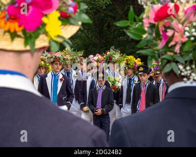 Eton 4 Juni Gründungstag Feiern. Boys Boot auf dem Fluss. Tragen traditionelle Blumenmützen. Stockfoto