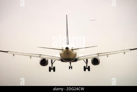 Flugzeug in den Himmel Stockfoto