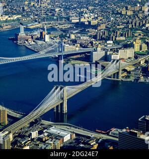 New York 1985, Brooklyn & Manhattan Bridges, East River, Brooklyn Borough vom WTC World Trade Center Tower, New York City, NY, NYC, USA, Stockfoto