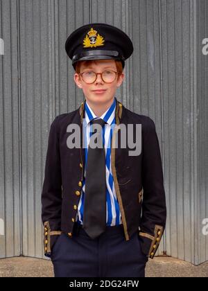 Ein Eton College Schuljunge gekleidet für Eton 4 Juni Founders Day Feiern auf der Themse. Stockfoto