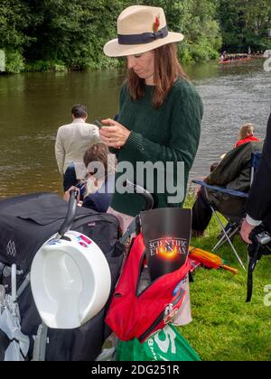 Ein Töpfchen hängt vom Kinderwagen des Onr-Besuchers zum Eton College für den vierten Juni Bootsparade. Stockfoto