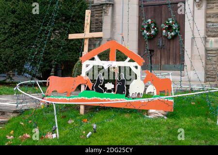 Eine kleine hölzerne Krippe auf dem Vorderrasen von Eine Kirche Stockfoto