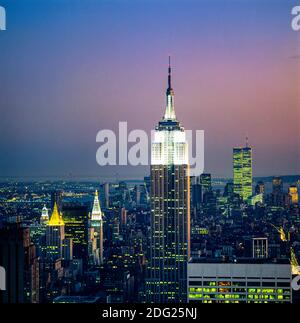 New York 1985, Empire State Building , WTC World Trade Center Twin Towers in der Ferne, Abenddämmerung, Skyline von Manhattan, New York City, NY, NYC, USA, Stockfoto