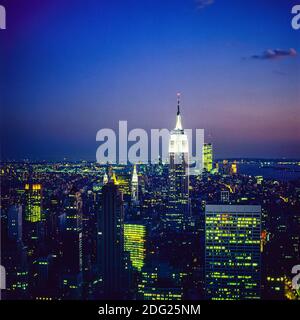 New York 1985, Empire State Building , WTC World Trade Center Twin Towers in der Ferne, Nacht, Skyline von Manhattan, New York City, NY, NYC, USA, Stockfoto