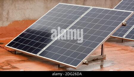 Solarpaneele auf dem Dach eines Hauses Stockfoto