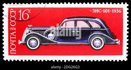 MOSKAU, RUSSLAND - 21. OKTOBER 2018: Eine in der UdSSR (Russland) gedruckte Marke zeigt ZIS-101, 1936, Sowjetische Automobilbranche Serie, um 1974 Stockfoto