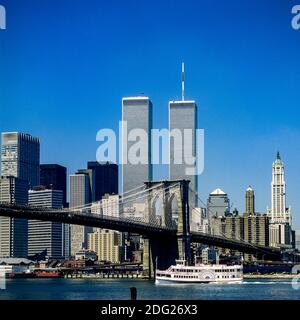 New York 1985, Brooklyn Bridge, East River, Kreuzfahrt-Paddelboot, WTC World Trade Center Twin Towers, Manhattan Skyline, New York City, NY, NYC, USA, Stockfoto