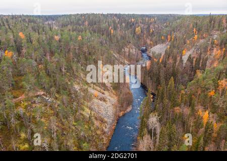 Herbstansicht des Oulanka National Park, Landschaft, ein finnischer Nationalpark in der nördlichen Ostrobothnien und Lappland Regionen von Finnland, hölzerne Wildnis Stockfoto