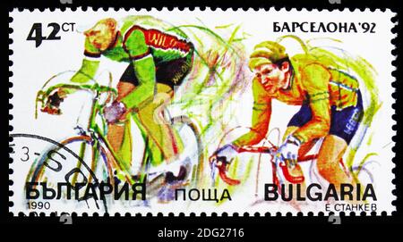 MOSKAU, RUSSLAND - 21. OKTOBER 2018: Eine in Bulgarien gedruckte Marke zeigt Radfahren, Olympische Sommerspiele 1992 - Barcelona (I) Serie, um 1990 Stockfoto