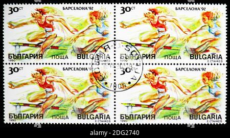 MOSKAU, RUSSLAND - 21. OKTOBER 2018: Eine in Bulgarien gedruckte Marke zeigt Hürden, Olympische Sommerspiele 1992 - Barcelona (I) Serie, um 1990 Stockfoto