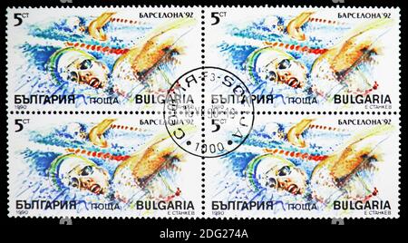 MOSKAU, RUSSLAND - 21. OKTOBER 2018: Eine in Bulgarien gedruckte Marke zeigt Schwimmen, Olympische Sommerspiele 1992 - Barcelona (I) Serie, um 1990 Stockfoto