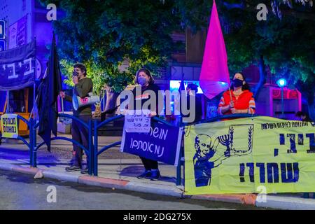 Haifa, Israel - 05. Dezember 2020: Demonstranten mit Schildern, Flaggen und Megaphon nehmen am Protest der Schwarzen Flaggen gegen Premierminister Bibi Netanya Teil Stockfoto