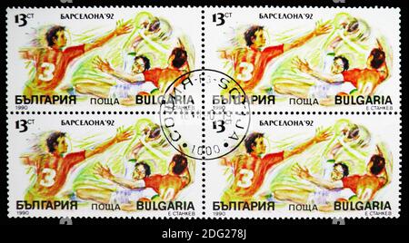 MOSKAU, RUSSLAND - 21. OKTOBER 2018: Eine in Bulgarien gedruckte Briefmarke zeigt Handball, Olympische Sommerspiele 1992 - Barcelona (I) Serie, um 1990 Stockfoto