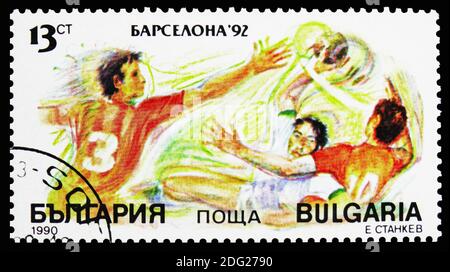 MOSKAU, RUSSLAND - 21. OKTOBER 2018: Eine in Bulgarien gedruckte Briefmarke zeigt Handball, Olympische Sommerspiele 1992 - Barcelona (I) Serie, um 1990 Stockfoto