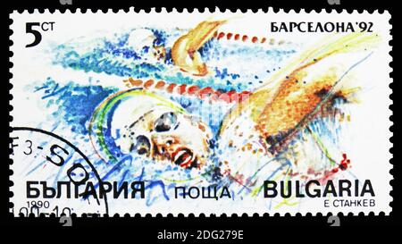 MOSKAU, RUSSLAND - 21. OKTOBER 2018: Eine in Bulgarien gedruckte Marke zeigt Schwimmen, Olympische Sommerspiele 1992 - Barcelona (I) Serie, um 1990 Stockfoto