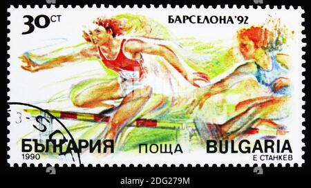 MOSKAU, RUSSLAND - 21. OKTOBER 2018: Eine in Bulgarien gedruckte Marke zeigt Hürden, Olympische Sommerspiele 1992 - Barcelona (I) Serie, um 1990 Stockfoto