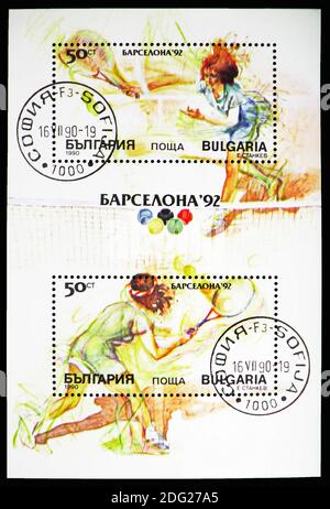 MOSKAU, RUSSLAND - 21. OKTOBER 2018: Eine in Bulgarien gedruckte Marke zeigt Tennis, Olympische Sommerspiele 1992 - Barcelona (I) Serie, um 1990 Stockfoto