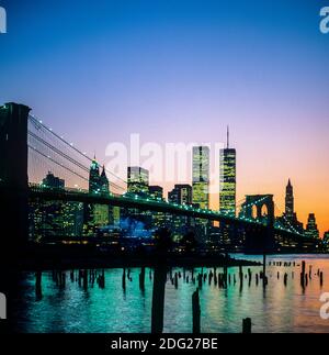 New York 1985, Brooklyn Bridge, East River, Manhattan Skyline, WTC World Trade Center Twin Towers in der Ferne, Dämmerung, New York City, NY, NYC, USA, Stockfoto