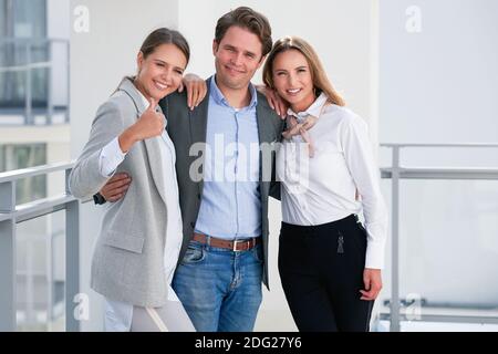 Team von Geschäftsleuten, die zusammenarbeiten Stockfoto