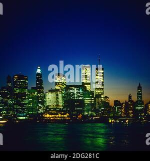 New York 1985, beleuchtete Skyline von Manhattan aus Brooklyn, WTC World Trade Center Twin Towers in der Ferne, Nacht, New York City, NY, NYC, USA, Stockfoto