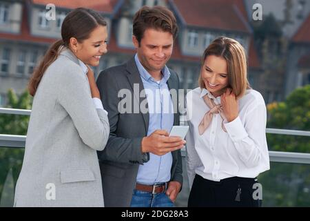 Team von Geschäftsleuten, die zusammenarbeiten Stockfoto