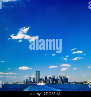 New York 1985, Skyline von Lower Manhattan, WTC World Trade Center Twin Towers, Kreuzfahrtschiff, Wake, New York City, NY, NYC, USA, Stockfoto