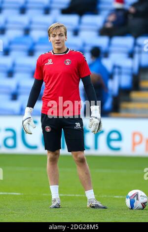 Charlton Athletic Torwart Ashley Maynard-Brewer wärmt sich vor dem Sky Bet League One Match auf der New Meadow, Shrewsbury. Stockfoto