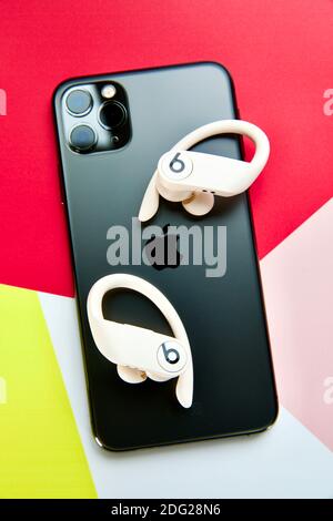 IPhone 11 und Powerbeats Pro Kopfhörer Stockfoto