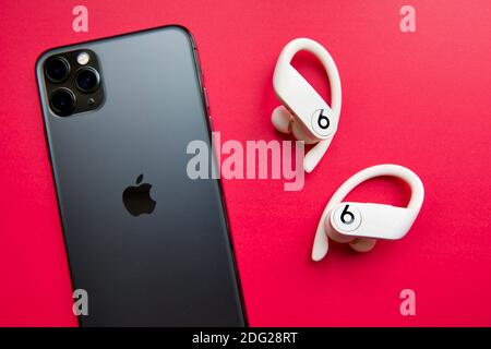 IPhone 11 und Powerbeats Pro Kopfhörer Stockfoto