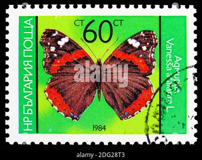 MOSKAU, RUSSLAND - 21. OKTOBER 2018: Eine in Bulgarien gedruckte Briefmarke zeigt den Roten Admiral (Vanessa atalanta), Serie Schmetterlinge, um 1984 Stockfoto