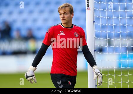 Charlton Athletic Torwart Ashley Maynard-Brewer wärmt sich vor dem Sky Bet League One Match auf der New Meadow, Shrewsbury. Stockfoto