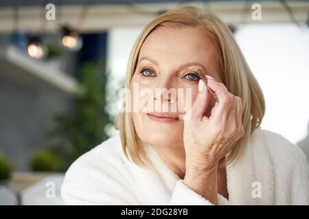 Ältere Frau im Badezimmer Stockfoto