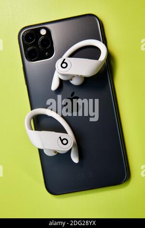 IPhone 11 und Powerbeats Pro Kopfhörer Stockfoto