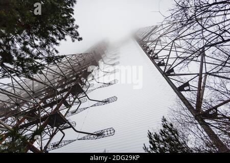 Sowjetische Radar Duga bei nebligen Wetter. Russischer Specht - Radarstation über dem Horizont in der Nähe von Tschernobyl Stockfoto