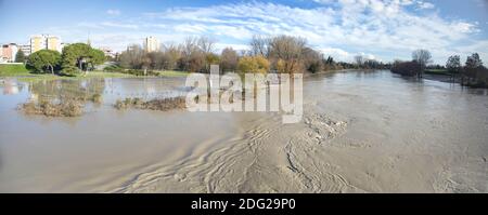 Der Fluss Piave in Überschwemmung von San Donà di Piave aus gesehen Von Ponte della Vittoria-San Donà di Piave Stockfoto