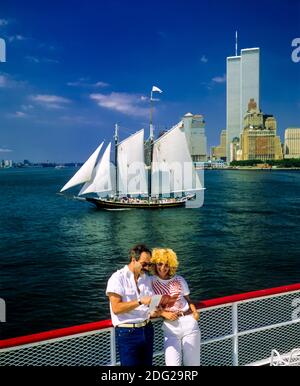 New York 1985, Touristenpaar, Flusskreuzfahrt, Pioneer Schooner Segelboot Segeln, WTC World Trade Center Twin Towers, Manhattan, New York City, NY, NYC, USA, Stockfoto