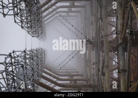 Sowjetische Radar Duga bei nebligen Wetter. Russischer Specht - Radarstation über dem Horizont in der Nähe von Tschernobyl Stockfoto