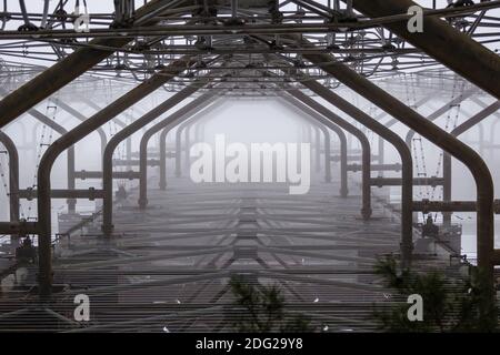 Sowjetische Radar Duga bei nebligen Wetter. Russischer Specht - Radarstation über dem Horizont in der Nähe von Tschernobyl Stockfoto