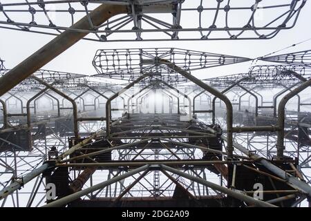 Sowjetische Radar Duga bei nebligen Wetter. Russischer Specht - Radarstation über dem Horizont in der Nähe von Tschernobyl Stockfoto