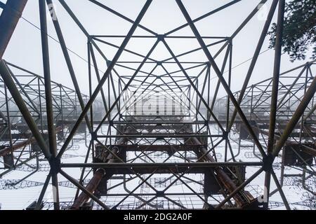 Sowjetische Radar Duga bei nebligen Wetter. Russischer Specht - Radarstation über dem Horizont in der Nähe von Tschernobyl Stockfoto