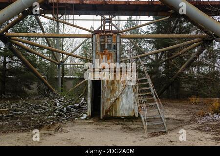 Sowjetische Radar Duga bei nebligen Wetter. Russischer Specht - Radarstation über dem Horizont in der Nähe von Tschernobyl Stockfoto