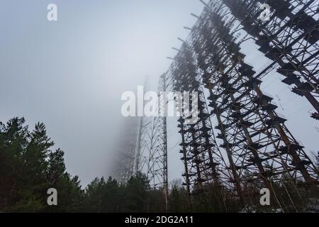 Sowjetische Radar Duga bei nebligen Wetter. Russischer Specht - Radarstation über dem Horizont in der Nähe von Tschernobyl Stockfoto