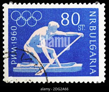 MOSKAU, RUSSLAND - 10. NOVEMBER 2018: Eine in Bulgarien gedruckte Briefmarke zeigt die Olympischen Sommerspiele Roma, Olympische Sommerspiele, Kanusport, Rom Serie, um 196 Stockfoto