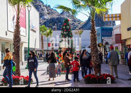 Kinder und Erwachsene fotografieren den neuen Weihnachtsbaum, gute Nacht und die Figur des Yaqui-Tänzers, Hirsch Tanz im Gehweg des Zentrums von Hermosillo, Mexiko Dezember 2020. © (Foto von Luis Gutierrez / Norte Photo) Niños y adultos se toman Fotos el nuevo arbol de la Navidad, noche buenas y la figura del danzante yaqui , danza del venado en el andador del Centro de Hermosillo, Mexico diciembre 2020. © (Foto Von Luis Gutierrez/Norte Photo) Stockfoto