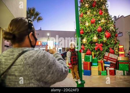 Kinder und Erwachsene fotografieren den neuen Weihnachtsbaum im Zentrum von Hermosillo, Mexiko. Diciembre 2020. © (Foto von Luis Gutierrez/Norte Photo) Niños y adultos se toman Fotos el nuevo arbol de la Navidad en el Centro de Hermosillo, Mexiko Stockfoto